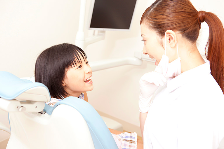 お子様の不安を和らげてから治療を行います