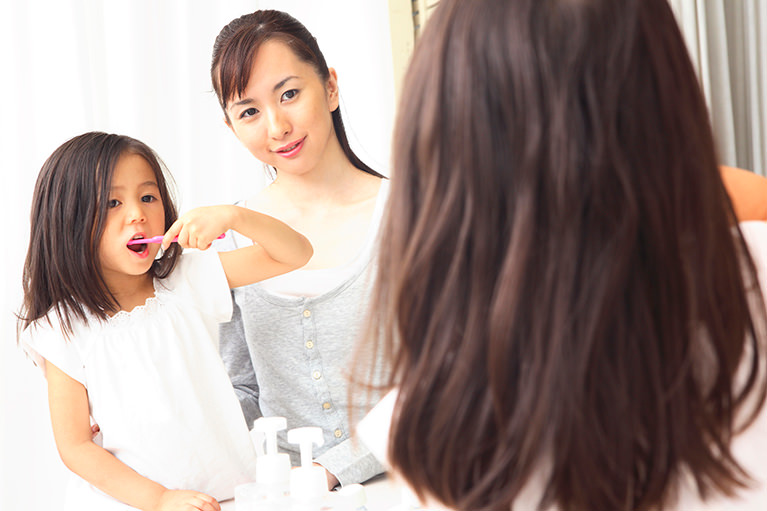 仕上げ磨きは「乳歯が生えてくる8ヶ月頃」から「1人でシャンプーができるようになる」まで